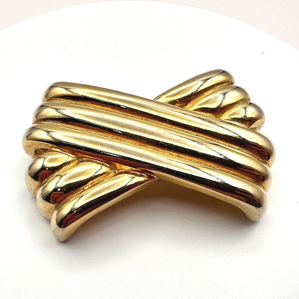 Vintage Y2K Gold Tone Ribbed Brooch Pin Statement Women's Classic Jewelry